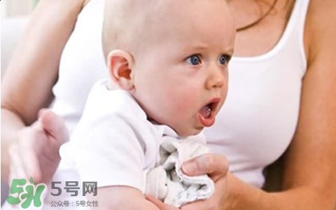新生兒吐奶是什么原因？新生兒吐奶從鼻子出來怎么回事？