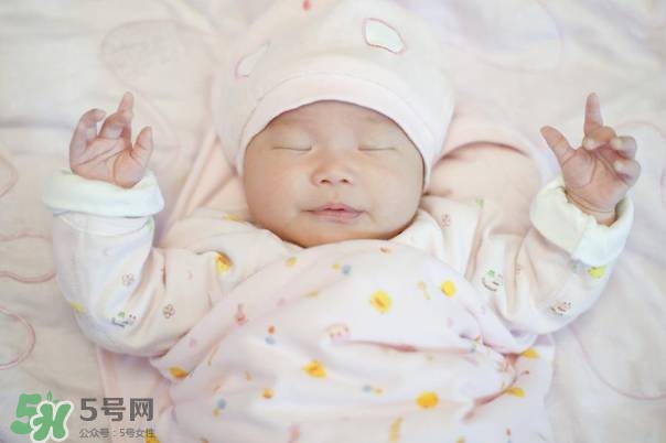 寶寶剛出生可以喝奶粉嗎？剛出生的寶寶喝多少奶粉？