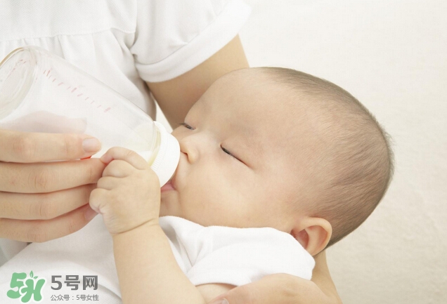新生兒吐奶是什么原因？新生兒吐奶從鼻子出來怎么回事？