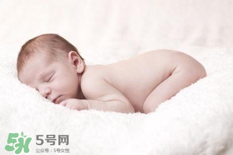 寶寶驚跳是什么癥狀？寶寶驚跳反應(yīng)怎么安撫？