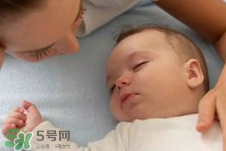 寶寶驚跳反應(yīng)什么時候消失？寶寶驚跳反射太頻繁怎么辦？