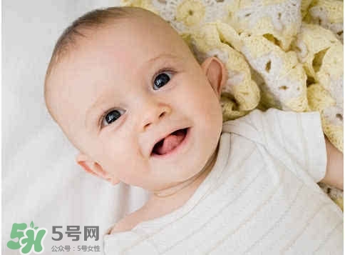 寶寶剛出生可以喝奶粉嗎？剛出生的寶寶喝多少奶粉？