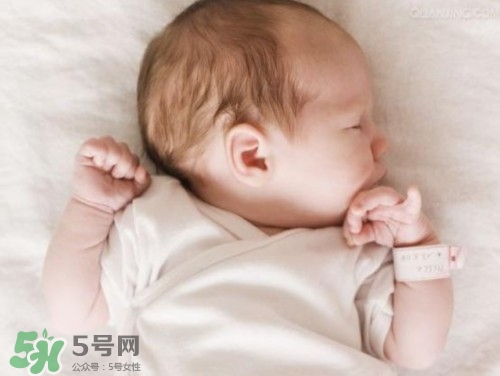 寶寶驚跳反應(yīng)什么時候消失？寶寶驚跳反射太頻繁怎么辦？