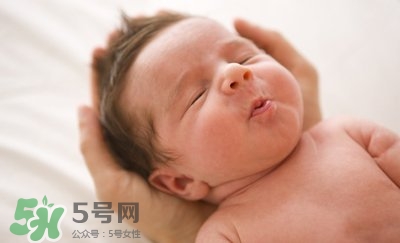 新生兒吐奶是什么原因？新生兒吐奶從鼻子出來怎么回事？