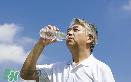國家飲用水標準是什么？飲用水和礦泉水的區(qū)別