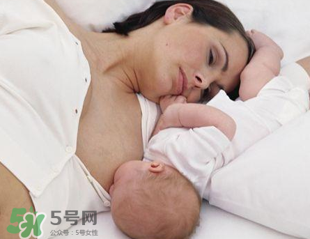 新生兒嗜睡吃奶量少要緊嗎？新生兒吃奶量少怎么辦？