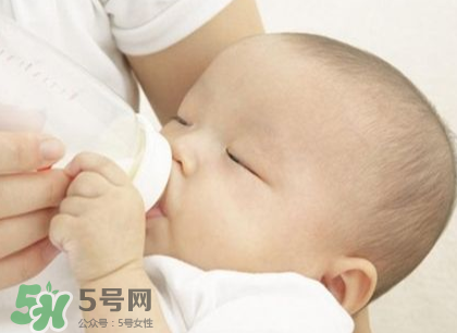 新生兒嗜睡吃奶量少要緊嗎？新生兒吃奶量少怎么辦？