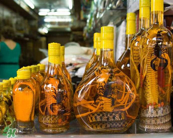 毒蛇泡在酒里為什么不死？毒蛇泡酒不死是什么原因？