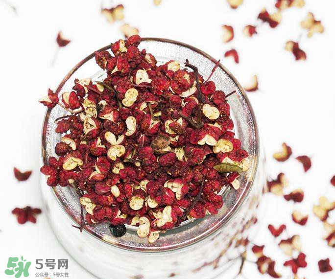 花椒泡腳能治白發(fā)嗎？花椒泡腳白發(fā)能轉(zhuǎn)黑嗎？