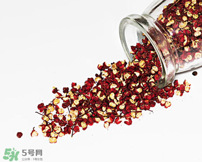 花椒泡腳能治白發(fā)嗎？花椒泡腳白發(fā)能轉(zhuǎn)黑嗎？