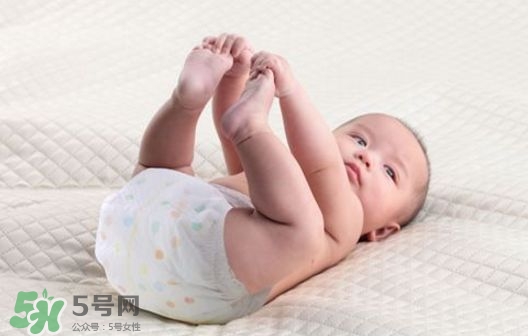 新生兒一天用多少尿不濕？新生兒尿不濕買多大的？