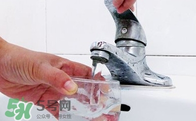 自來水為什么不能直接喝？自來水洗過的水果為什么可以吃？