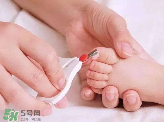未滿月的寶寶可以剪指甲嗎？寶寶多久剪一次指甲？