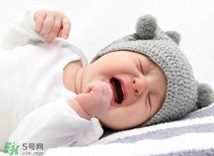 寶寶晚上哭鬧是怎么回事？寶寶晚上哭鬧不睡覺怎么辦？