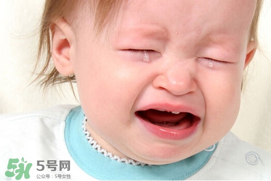 寶寶晚上哭鬧是怎么回事？寶寶晚上哭鬧不睡覺怎么辦？