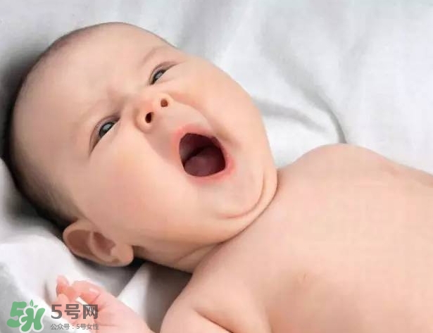 寶寶晚上哭鬧是怎么回事？寶寶晚上哭鬧不睡覺怎么辦？