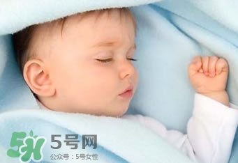 寶寶睡覺出汗多是什么原因？寶寶睡覺的常見誤區(qū)