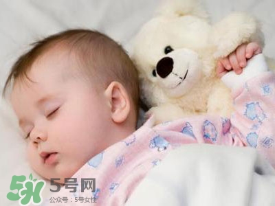 寶寶睡覺出汗多還要蓋被嗎？寶寶睡覺出汗多怎么辦？