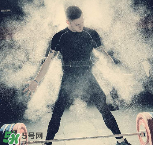 硬拉能練腹肌嗎？硬拉可以練腹肌嗎？