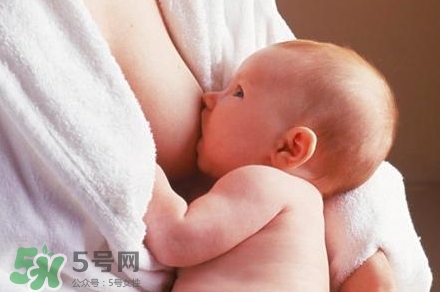 母乳喂養(yǎng)的寶寶大便怎樣正常？母乳喂養(yǎng)的寶寶需要補(bǔ)鈣嗎？