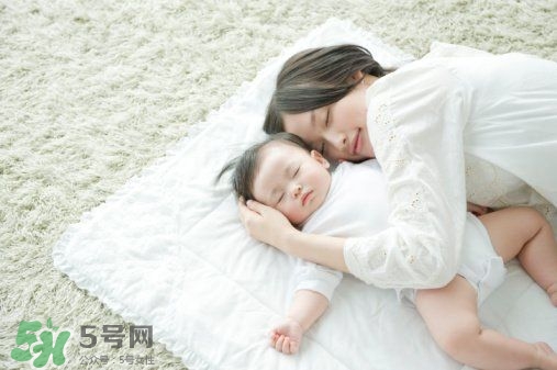 寶寶晚上哭鬧是怎么回事？寶寶晚上哭鬧不睡覺怎么辦？