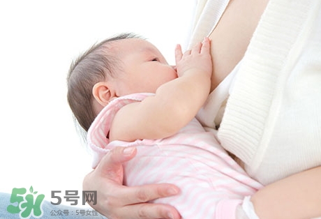 母乳喂養(yǎng)的寶寶需要喂水嗎？母乳喂養(yǎng)的重要性