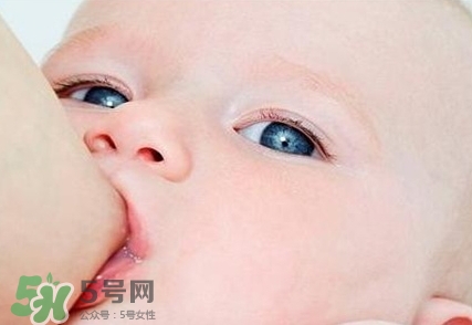 母乳喂養(yǎng)的寶寶大便怎樣正常？母乳喂養(yǎng)的寶寶需要補(bǔ)鈣嗎？
