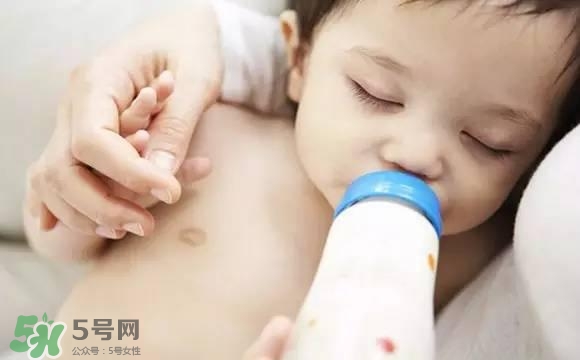 寶寶睡覺吃奶好嗎？寶寶睡覺吃奶怎么辦？