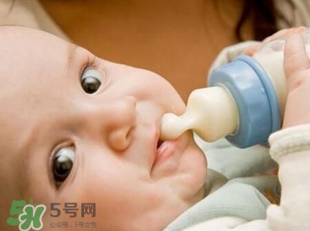 寶寶睡覺吃奶好嗎？寶寶睡覺吃奶怎么辦？
