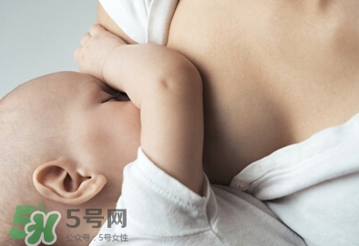 母乳喂養(yǎng)胸部會(huì)變形嗎？如何避免產(chǎn)后乳房變形？