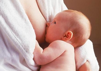 母乳喂養(yǎng)的寶寶大便怎樣正常？母乳喂養(yǎng)的寶寶需要補(bǔ)鈣嗎？