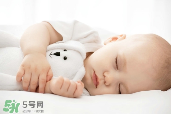 寶寶睡覺突然大哭是什么原因？寶寶睡覺突然哭醒怎么辦？