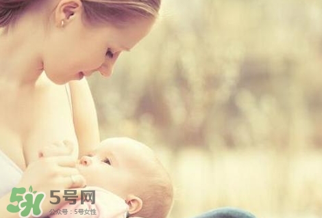 母乳喂養(yǎng)的寶寶大便怎樣正常？母乳喂養(yǎng)的寶寶需要補(bǔ)鈣嗎？