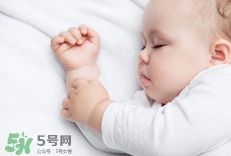母乳喂養(yǎng)的寶寶需要喂水嗎？母乳喂養(yǎng)的重要性