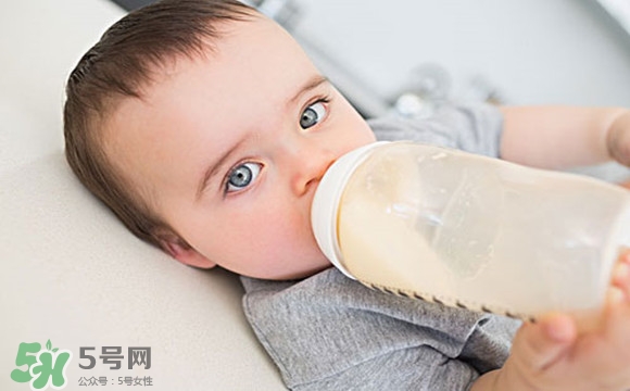 寶寶睡覺吃奶好嗎？寶寶睡覺吃奶怎么辦？