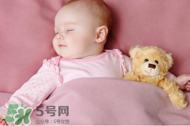 母乳喂養(yǎng)的寶寶需要喂水嗎？母乳喂養(yǎng)的重要性