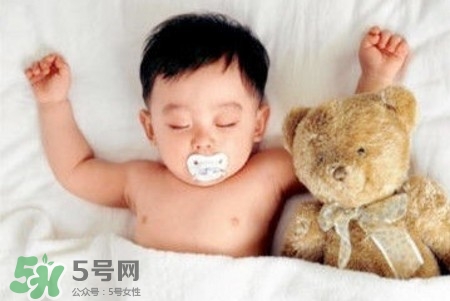 寶寶睡覺出汗多還要蓋被嗎？寶寶睡覺出汗多怎么辦？