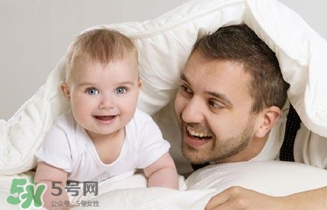 寶寶晚上哭鬧是怎么回事？寶寶晚上哭鬧不睡覺怎么辦？