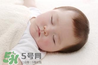 寶寶睡覺出汗多是什么原因？寶寶睡覺的常見誤區(qū)