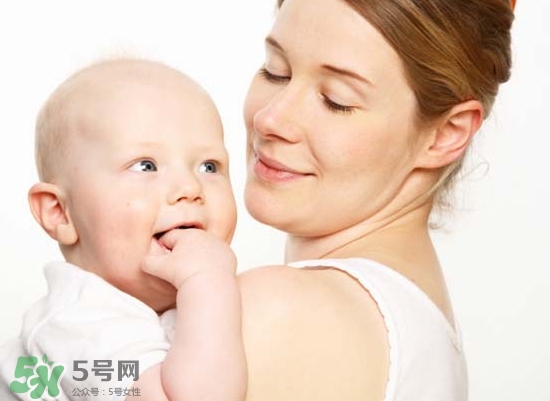 母乳喂養(yǎng)胸部會(huì)變形嗎？如何避免產(chǎn)后乳房變形？