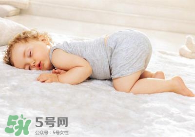 剛出生的寶寶需要枕頭嗎？新生兒需要枕頭定型嗎？