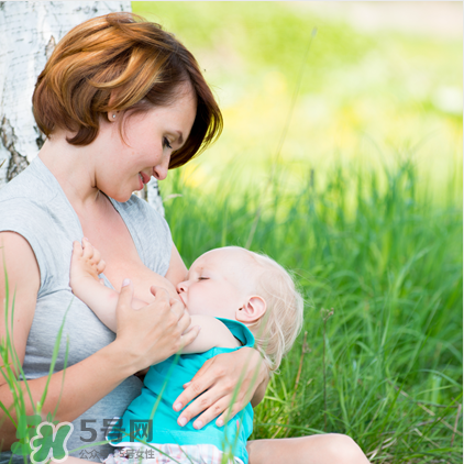 母乳喂養(yǎng)胸部會(huì)變形嗎？如何避免產(chǎn)后乳房變形？