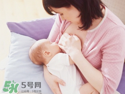 母乳喂養(yǎng)的寶寶大便怎樣正常？母乳喂養(yǎng)的寶寶需要補(bǔ)鈣嗎？