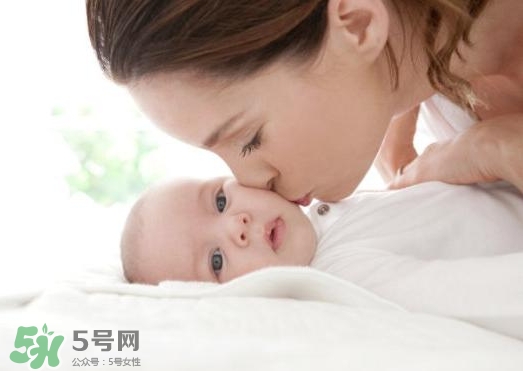新生兒獨(dú)自睡覺好嗎？新生兒要跟父母睡嗎？