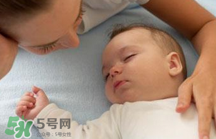 寶寶睡覺搖頭怎么回事？寶寶睡覺搖頭是缺鈣嗎？