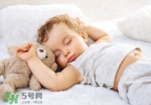 寶寶睡覺頭出汗是熱嗎？寶寶睡覺頭出汗是怎么回事？