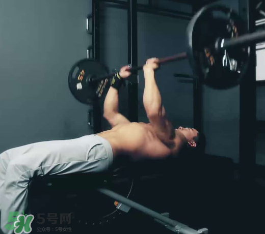 臥推多少公斤合格？臥推高手重量曝光