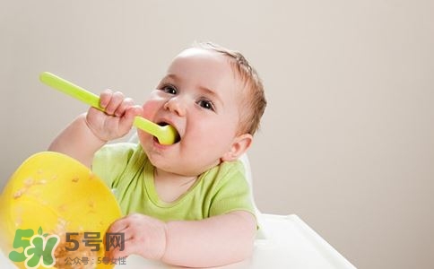 寶寶發(fā)燒出汗可以蓋被子嗎？寶寶發(fā)燒出汗了會(huì)退燒嗎？