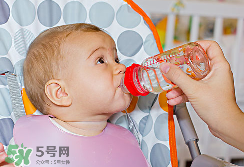 寶寶能喝礦泉水嗎？礦泉水寶寶適合寶寶喝嗎？