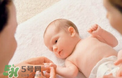 新生兒要多抱抱嗎？新生兒應(yīng)該是多抱還是多躺？